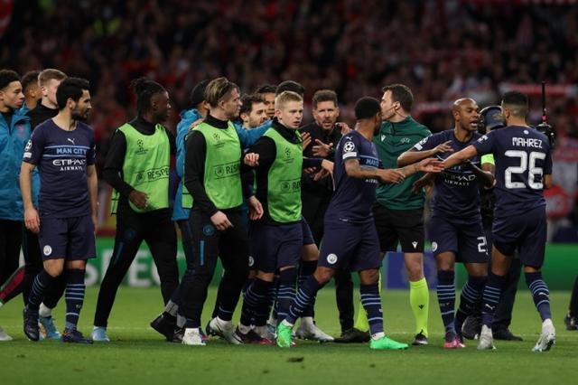 世体：对阵法鹰巴萨共有502人转卖门票，包括11名季票持有者（世体：巴萨战法鹰，502名球迷转售门票，其中11人为季票持有者）