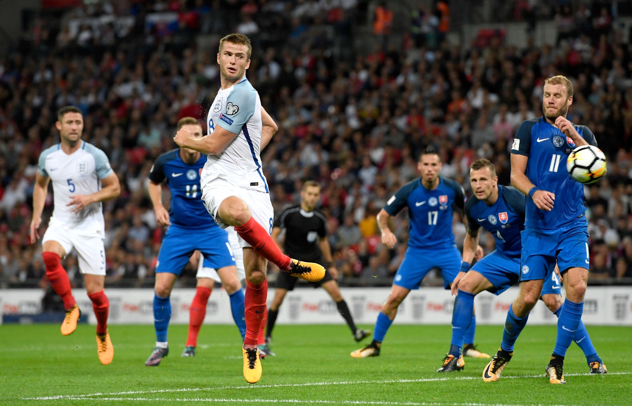 佩里西奇谈赢利物浦：球队表现很出色，首要目标是晋级淘汰赛（佩里西奇：击败利物浦展现团队风采，当前首要任务是闯入淘汰赛）