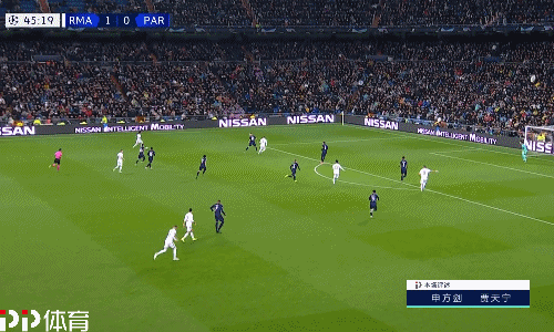 女子在冰面上奔跑拍照，突然冰面破裂女子坠入湖中！